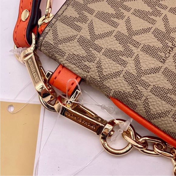 MICHAEL KORS JET SET TRAVEL LG 2 in 1
WRISTLET AND CARD CASE